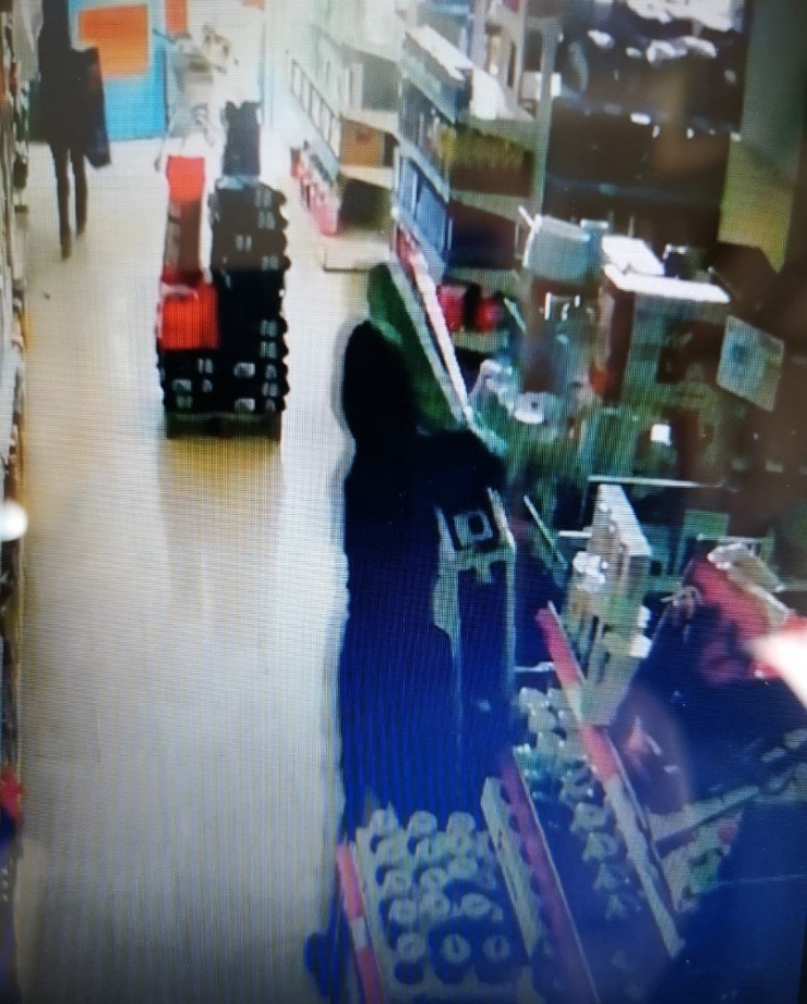 Marketten 22 Saniyede Dev Ekranlı 2 Televizyonu Çaldılar