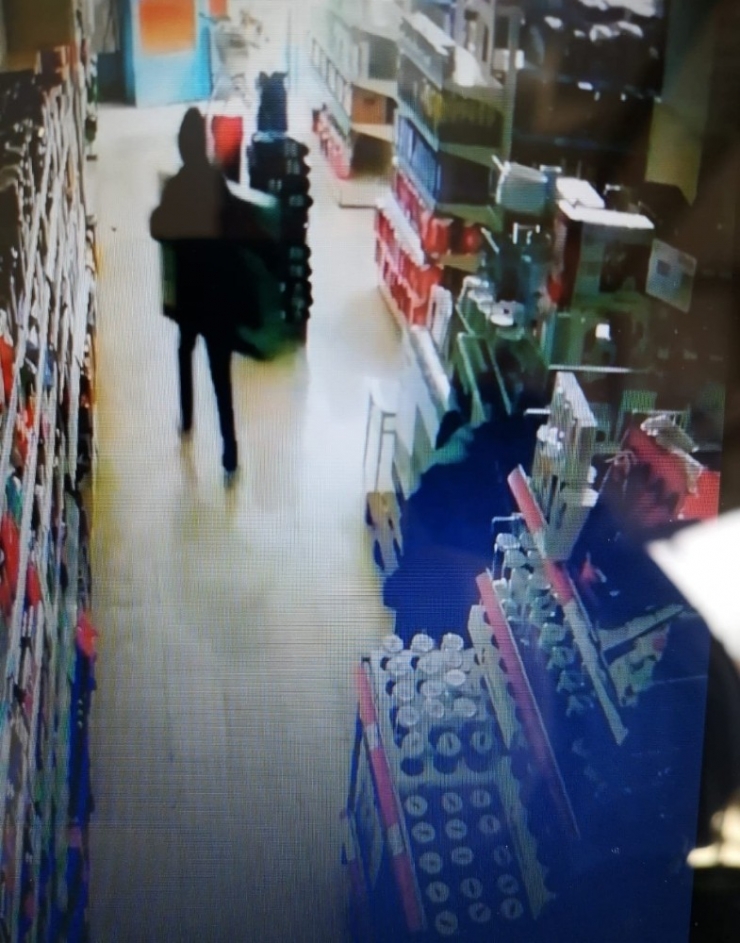 Marketten 22 Saniyede Dev Ekranlı 2 Televizyonu Çaldılar