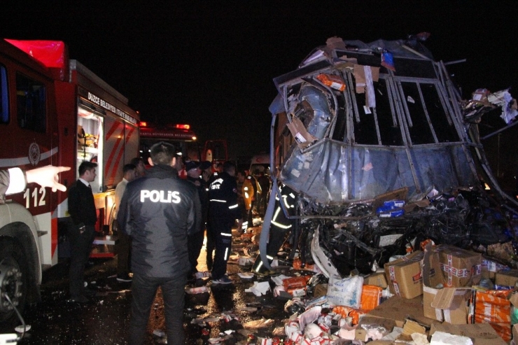 Kargo Kamyonu İle Otobüs Çarpıştı; 2 Ölü 26 Yaralı
