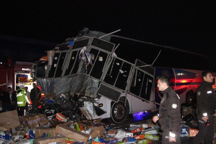 Kargo Kamyonu İle Otobüs Çarpıştı; 2 Ölü 26 Yaralı