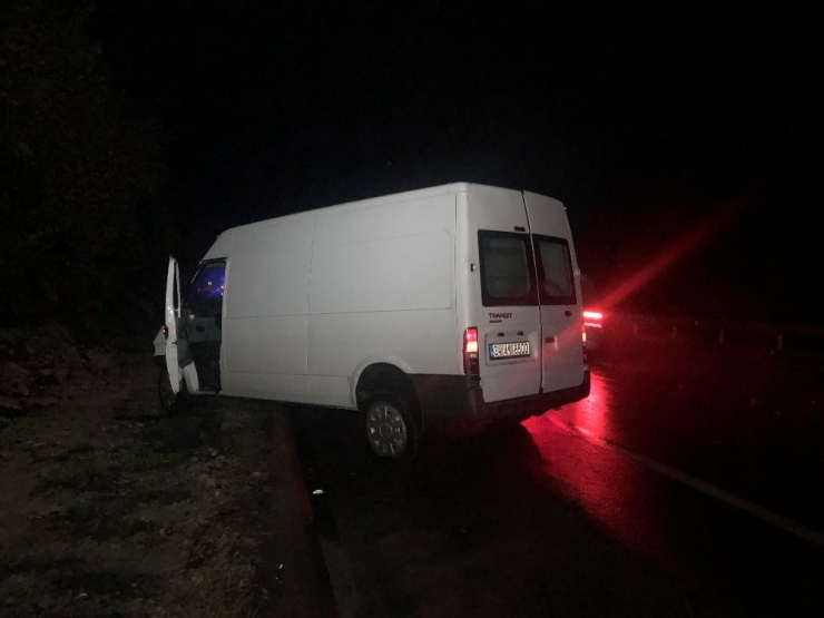 Yağmurda Kayan Ticari Araç Yoldan Çıktı