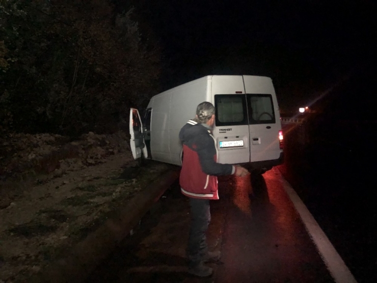 Yağmurda Kayan Ticari Araç Yoldan Çıktı