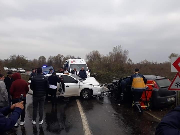 Kafa Kafaya İki Araç Çarpıştı: 5 Yaralı
