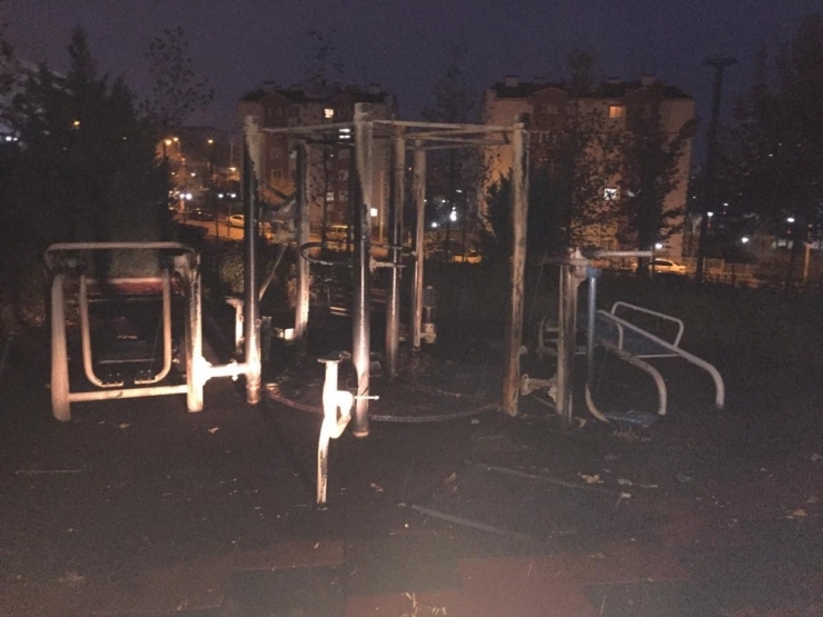 Şehir Magandaları Çocuk Parkını Yaktı