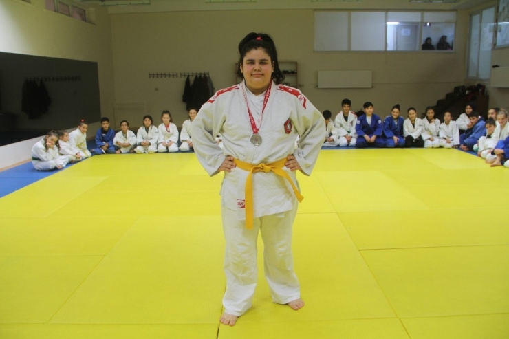 9 Ay Önce Başladı, Uluslararası Turnuvada Birinci Oldu