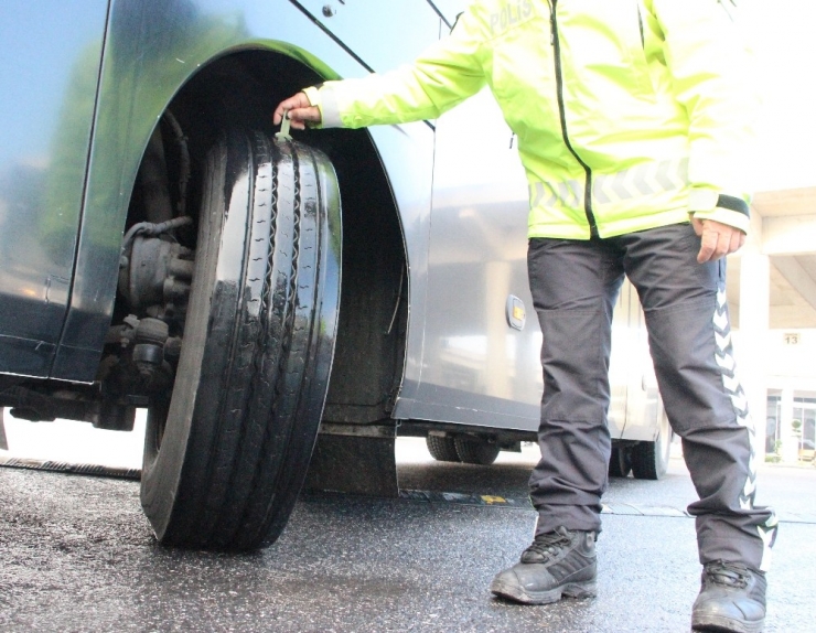 Düzce’de Kış Lastiği Takmayan 175 Araca 109 Bin Lira Ceza