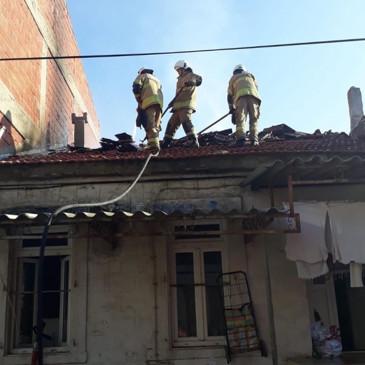 Yangında İçeride Mahsur Kalan Ev Sahibini İtfaiye Kurtardı