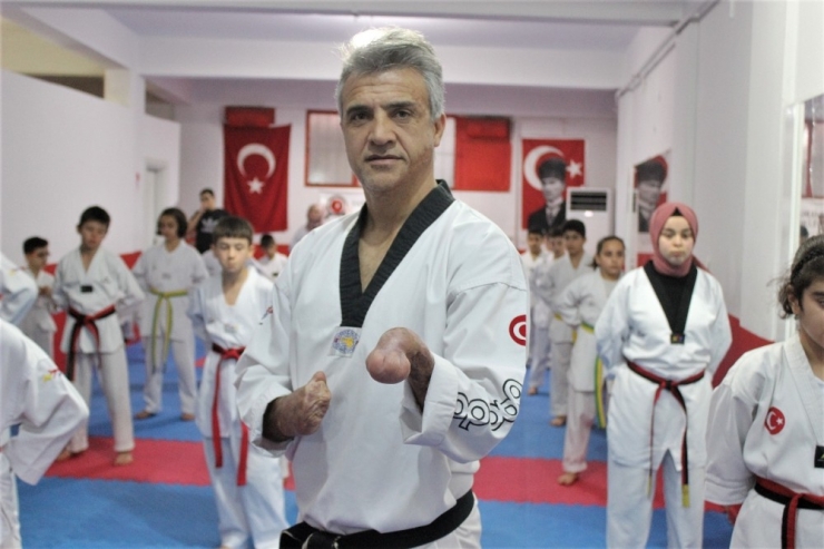 Elleri Olmadan 2 Kez Dünya Şampiyonu Oldu, Şimdi Şampiyonlar Yetiştiriyor