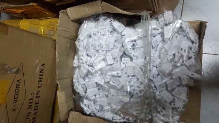 İstanbul’da Binlerce Kaçak Telefon Aksesuarı Ele Geçirildi