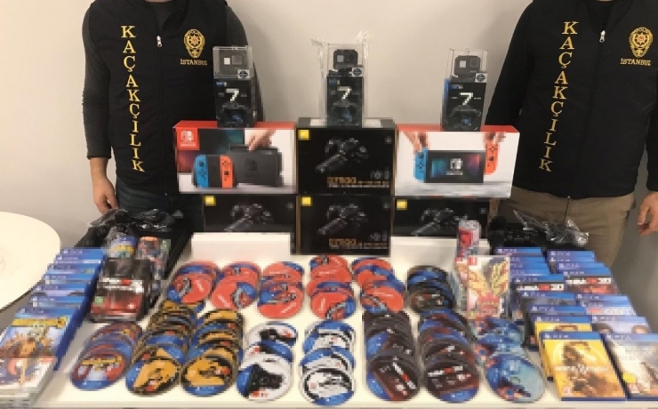 İstanbul’da Binlerce Kaçak Telefon Aksesuarı Ele Geçirildi