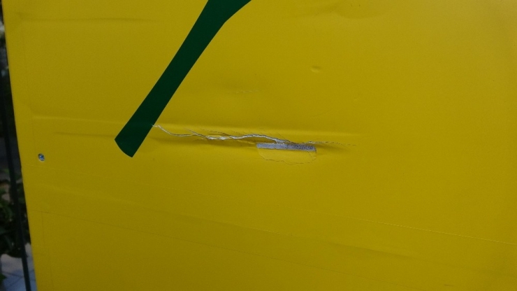 Freni Boşalan Minibüs Yoldaki Yayaları Teğet Geçip Dükkana Daldı