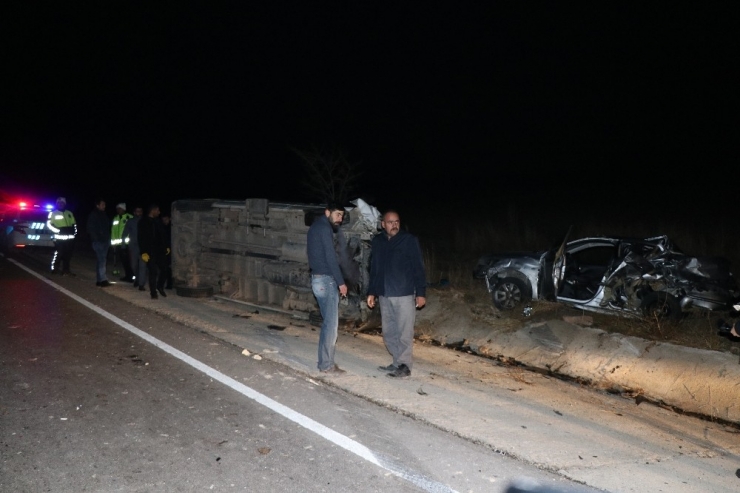 Otomobile Çarpan İşçi Servisi Devrildi: 16 Yaralı