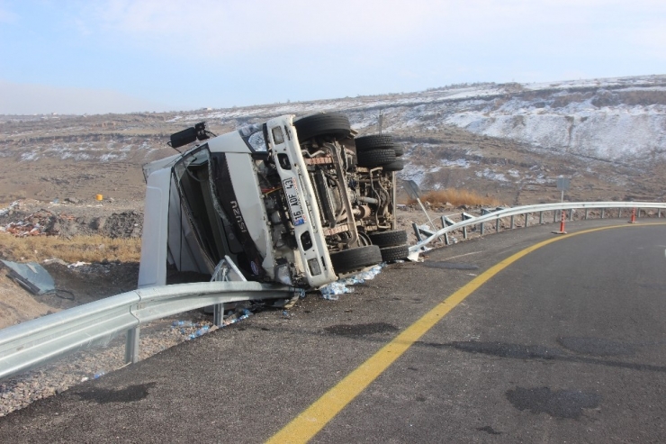 Virajı Alamayan Su Yüklü Tır Devrildi: 1 Yaralı