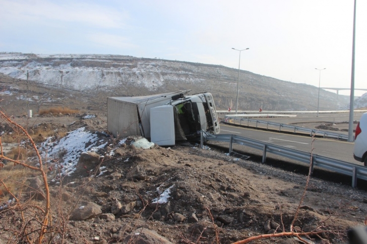 Virajı Alamayan Su Yüklü Tır Devrildi: 1 Yaralı