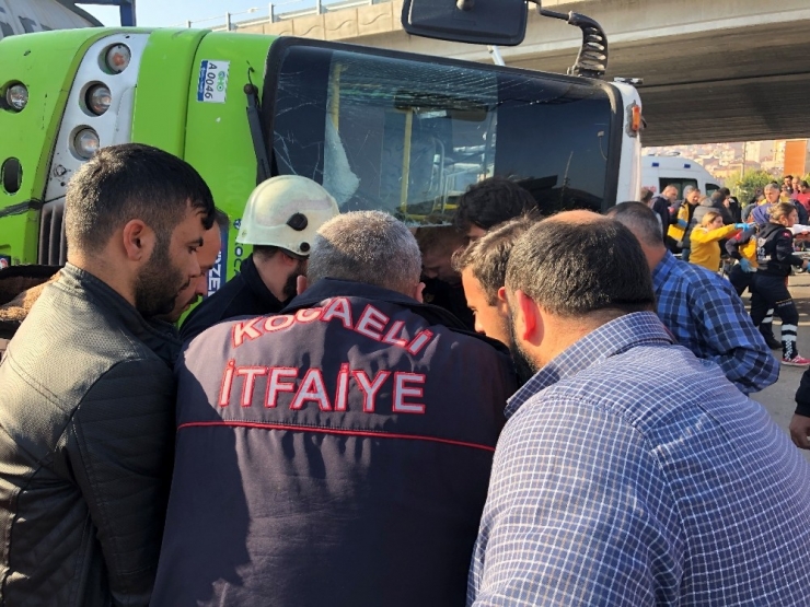 Tanker İle Çarpışan Halk Otobüsü Yan Yattı: 25 Yaralı