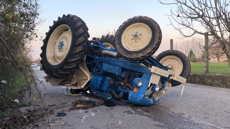 Devrilen Traktörün Altında Kalan Sürücü Yaralandı