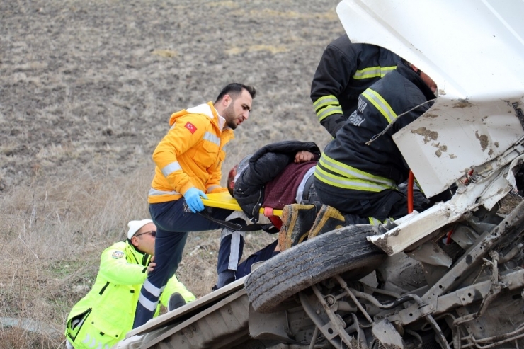 Takla Atan Minibüste Sıkışan 2 Kişi İtfaiye Tarafından Kurtarıldı