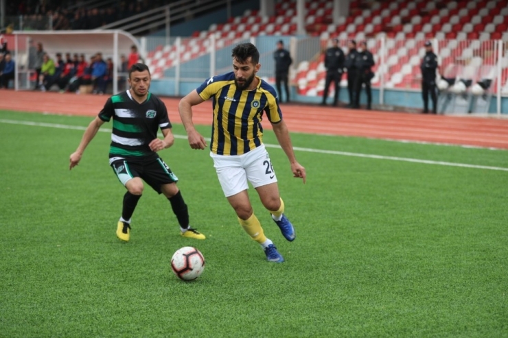 Hafta İçi Babasını Kaybetti, Hafta Sonu Maça Çıktı