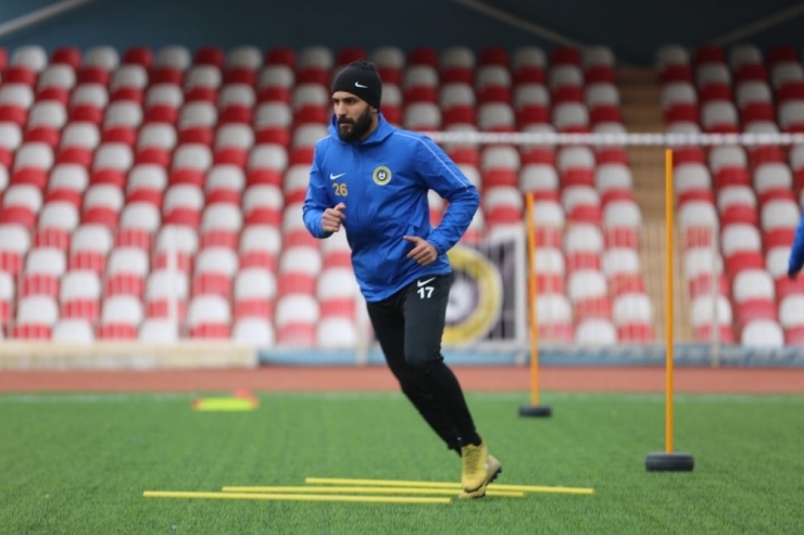 Hafta İçi Babasını Kaybetti, Hafta Sonu Maça Çıktı