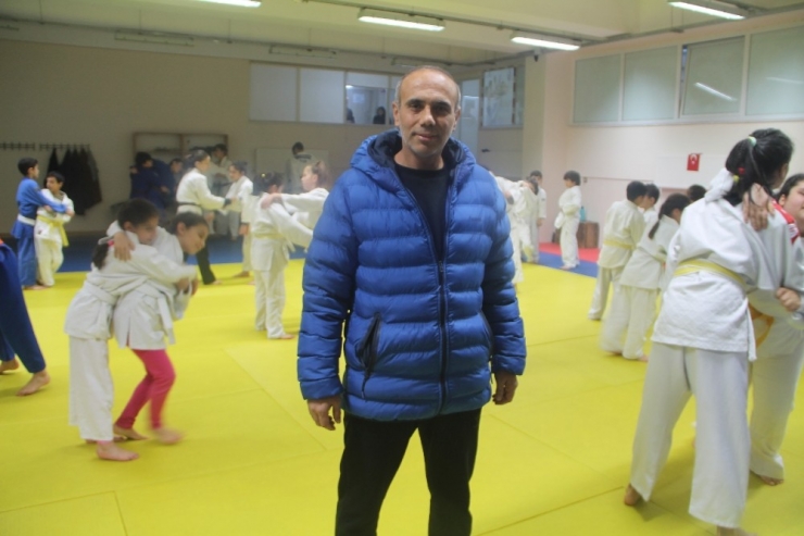 9 Ay Önce Başladı, Uluslararası Turnuvada Birinci Oldu