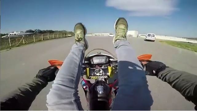 Sarıyer’de Motosiklete Sırtüstü Uzanıp Tek Tekerlek Üzerinde Gitti