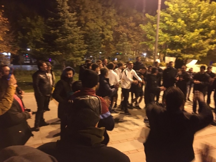 Isparta 32 Sporlu Taraftar Ve Futbolculardan Erken Şampiyonluk Kutlamaları