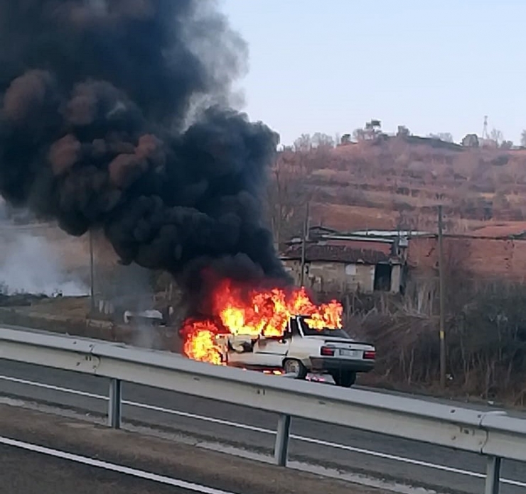 Seyir Halindeki Otomobil Alev Alev Yandı