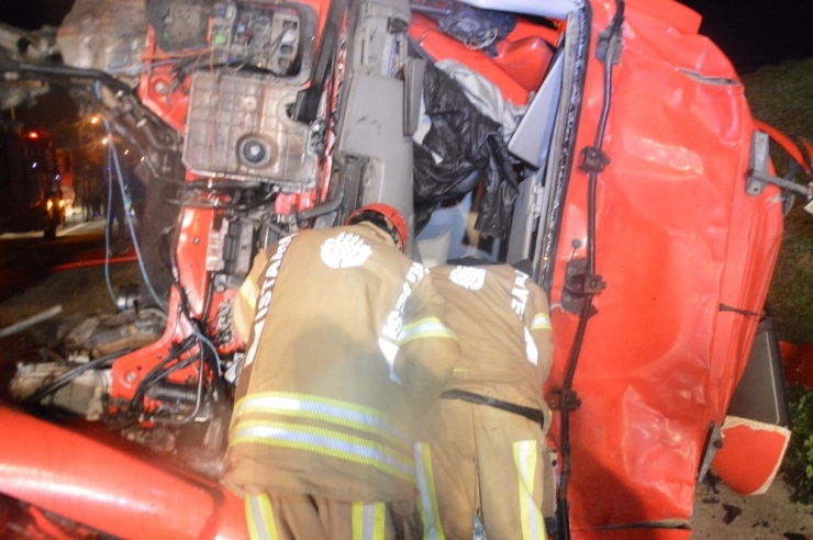 Tem Otoyolunda Tır Kamyona Çarptı: 1 Ölü, 1 Yaralı