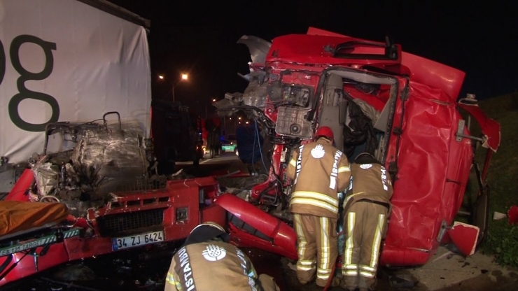 Tem Otoyolunda Tır Kamyona Çarptı: 1 Ölü, 1 Yaralı