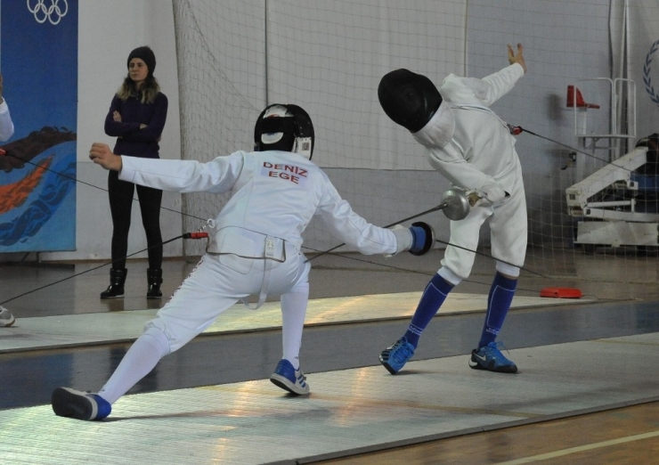 Eskrimde Alt Yaşlar Epe Açık Turnuvası Trabzon’da Yapıldı