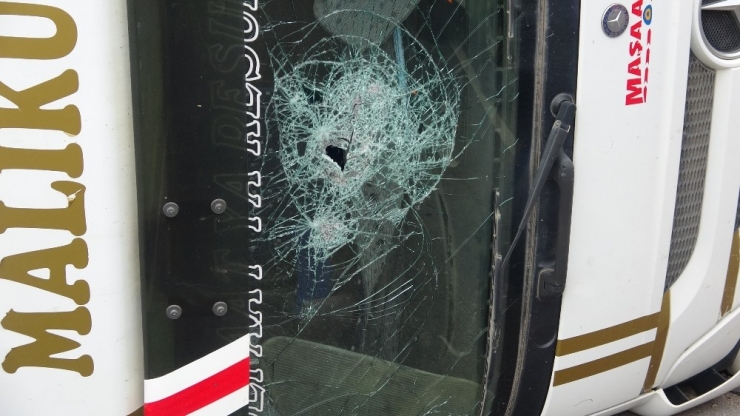 Köpeğe Çarpmamak İçin Direksiyonu Kırınca Hafriyat Kamyonu Yola Devrildi