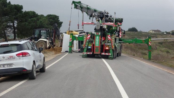 Köpeğe Çarpmamak İçin Direksiyonu Kırınca Hafriyat Kamyonu Yola Devrildi