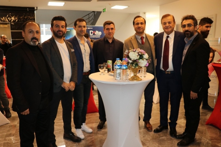 Göz Doktorlarına Canlı Yayında Katarakt Ameliyatı