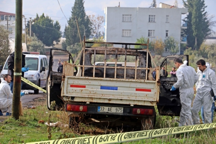 Yanan Kamyonette Küle Dönmüş Erkek Cesedi Bulundu