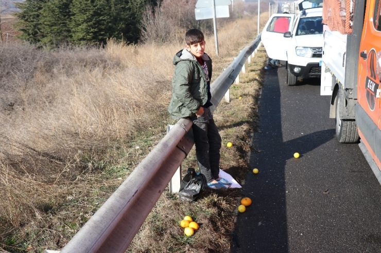Bolu’da, Devrilen Tırdaki Tonlarca Sebze Ve Narenciye Otoyola Savruldu