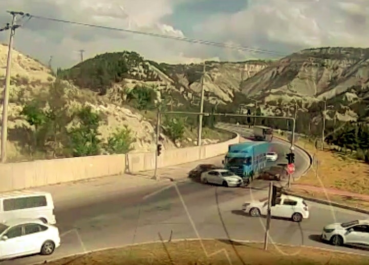 Burdur’da 5 Kişinin Yaralandığı Zincirleme Kaza Mobese Kamerasında