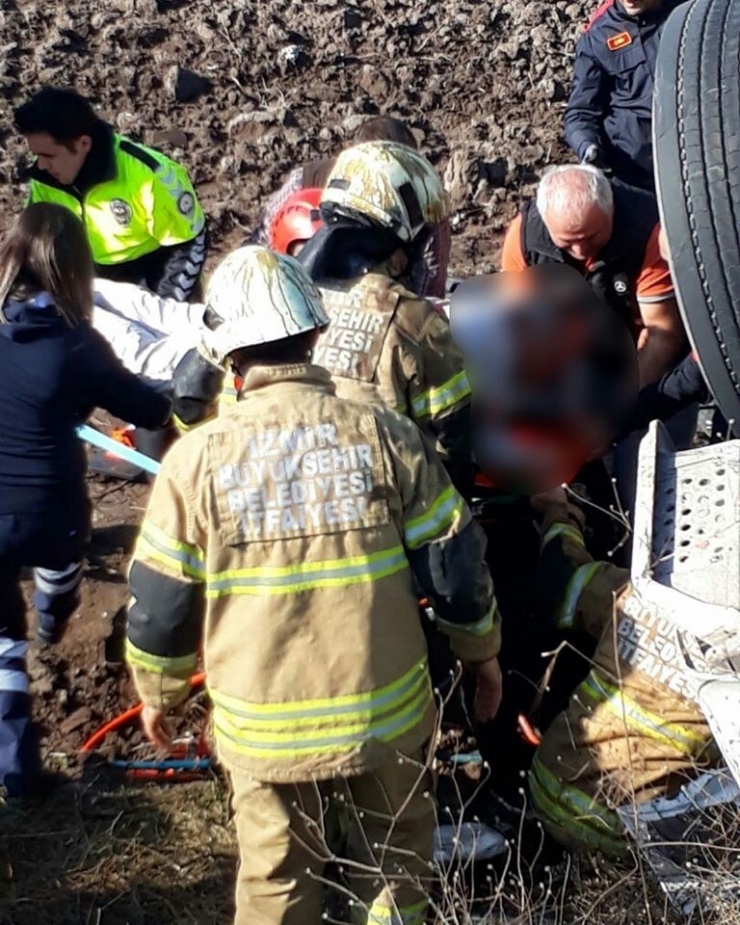 İzmir’de Çimento Yüklü Tır Devrildi: 1 Yaralı