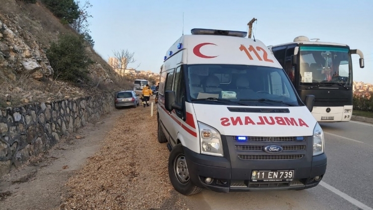 Sürücü Direksiyon Hâkimiyetini Kaybetti, Otomobil İstinat Duvarına Çarparak Durabildi