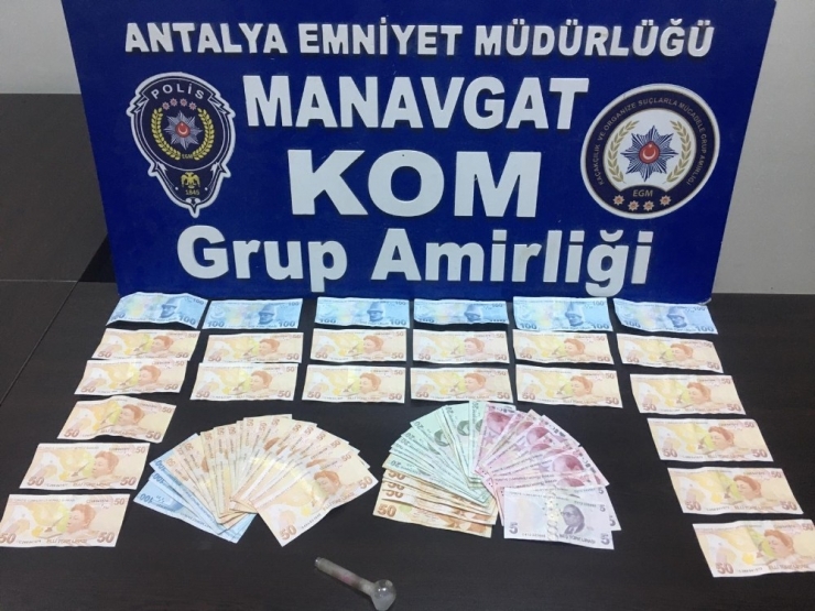 Yakalanacaklarını Anlayınca Sahte Paraları Araçtan Dışarı Attılar