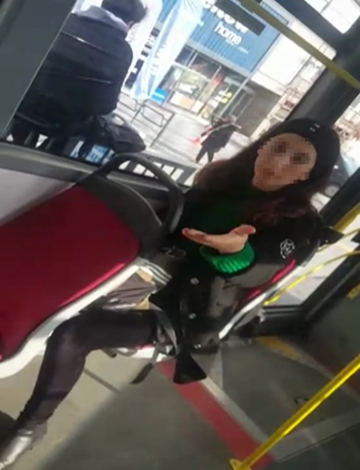 Otobüste Yolcu İle Şoför Arasında Araçtan İnme Tartışması
