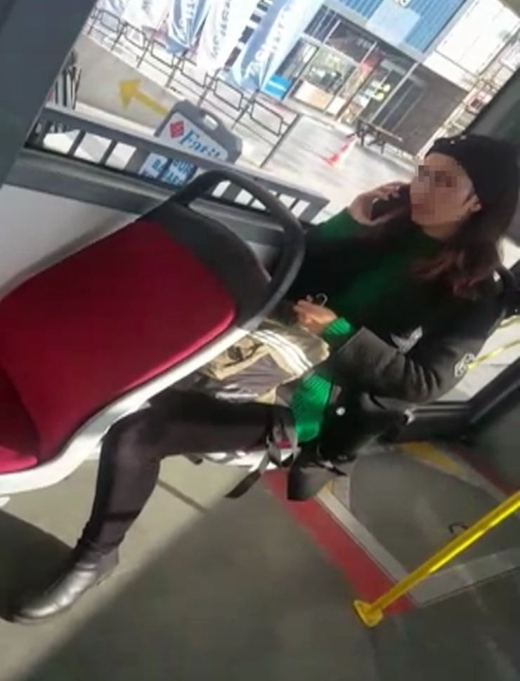 Otobüste Yolcu İle Şoför Arasında Araçtan İnme Tartışması