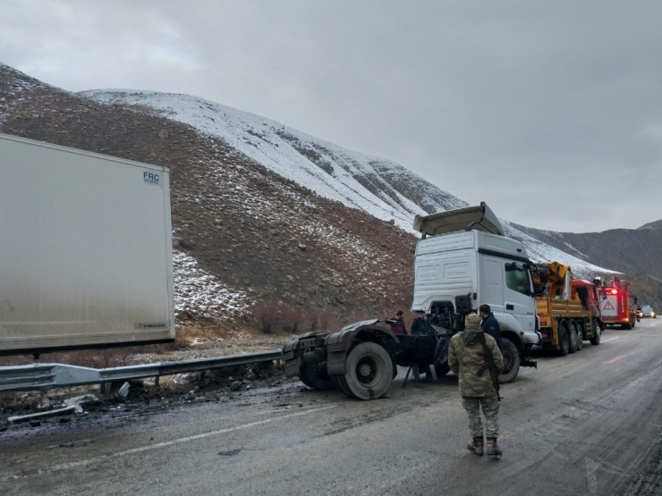 Yüksekova’da Trafik Kazası: 5 Yaralı