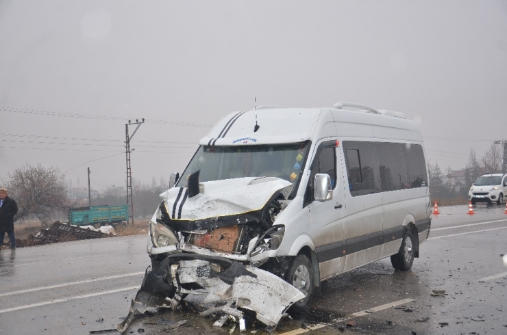 Minibüsler Çarpıştı: 5 Yaralı