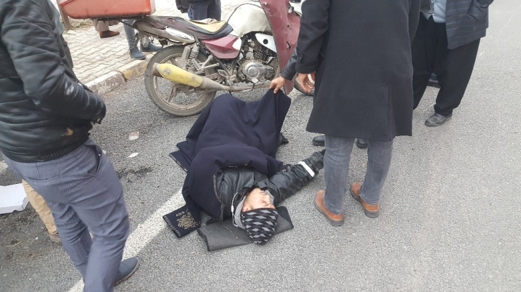 Üşüyen Kazazedenin Üstüne Pardösüsünü Örttü