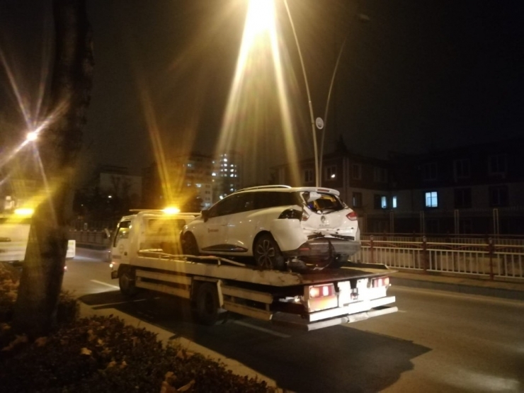 Otomobil Tramvay Yoluna Girdi: 1 Yaralı