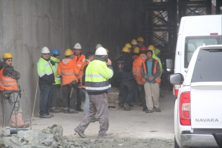 Köprü Ve Viyadük Çalışmasında Vinç Devrildi:1 Ölü