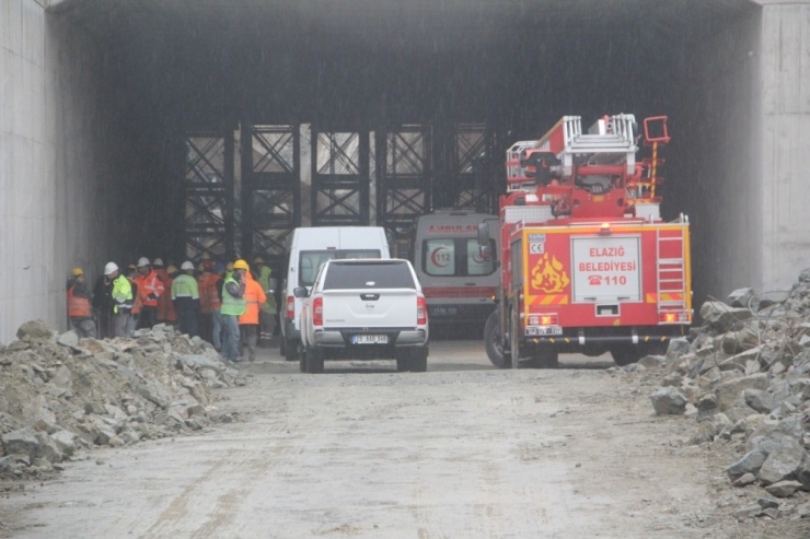 Köprü Ve Viyadük Çalışmasında Vinç Devrildi:1 Ölü