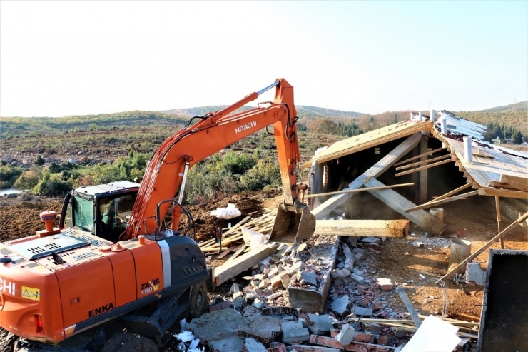 Körfez’de Kaçak Ahır Yıkıldı