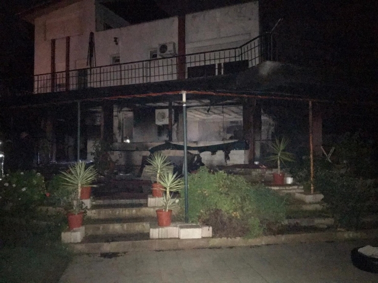 Tuğba Özay’ın İngiliz Komşularının Evi Yandı