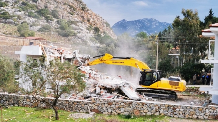 Marmaris’te Kaçak Yapılara İlk Kepçe Vuruldu